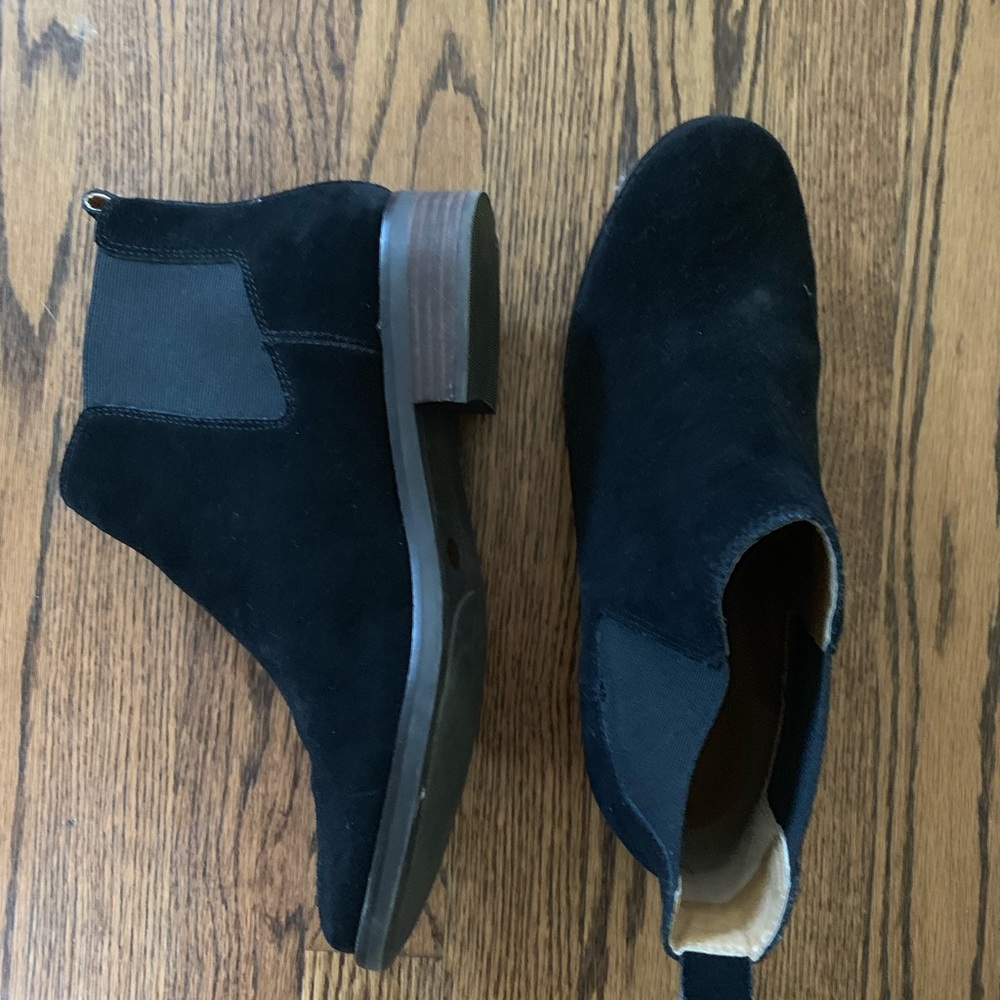 Black suede Chelsea boots